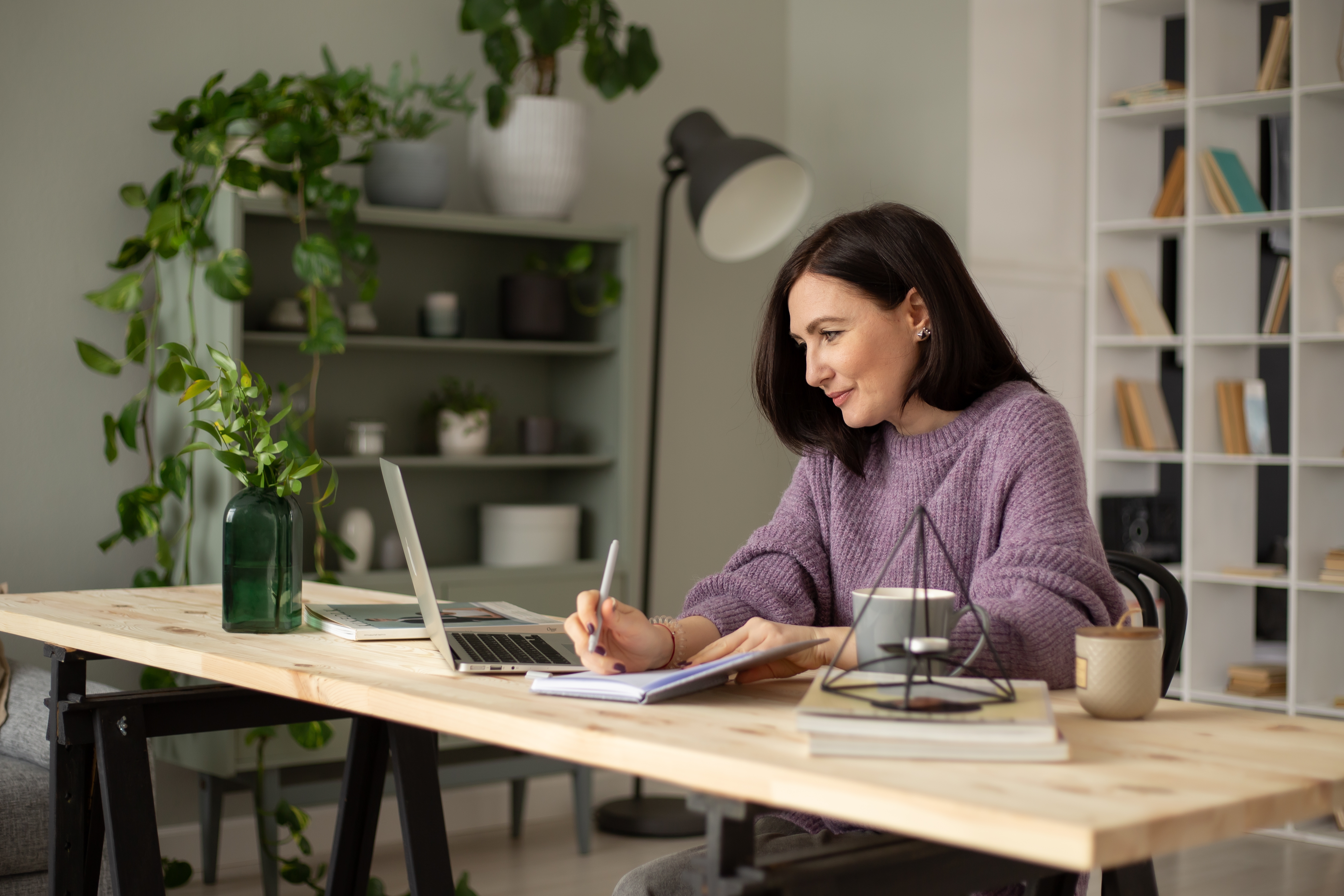 woman researching AI use in HR